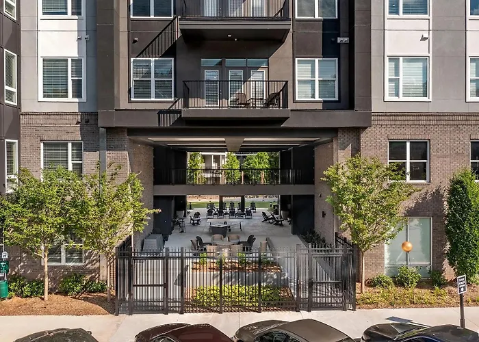 Landing Modern 2Bd Clubhouse Courtyard