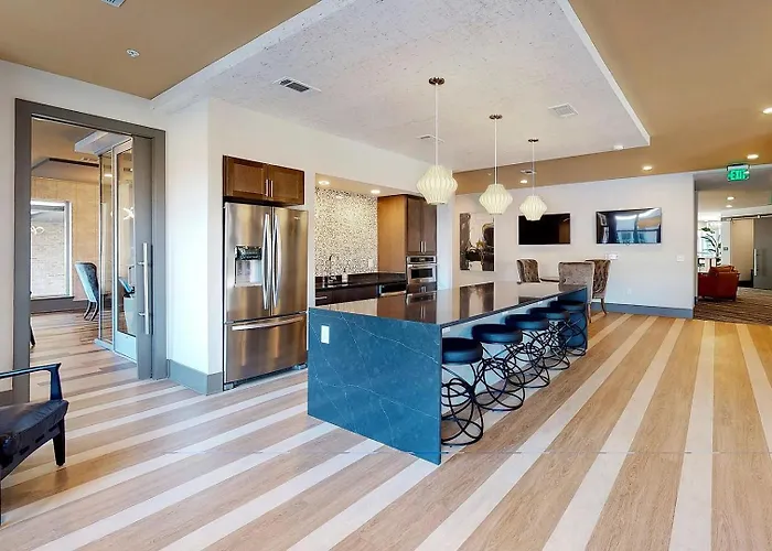 Landing Modern 2Bd Clubhouse Courtyard