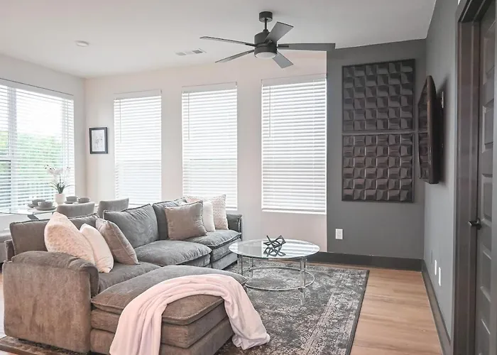 Alease Retreat Luxury 2Br 2Ba Suite Sleeps 4 With A Pool And Food Hall