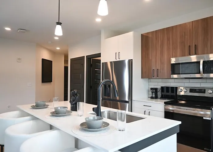 Alease Retreat Luxury 2Br 2Ba Suite Sleeps 4 With A Pool And Food Hall